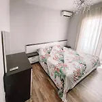 Cozy And Spacious Two Bedroom In 아파트 *