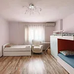 아파트 Cozy And Spacious Two Bedroom In *