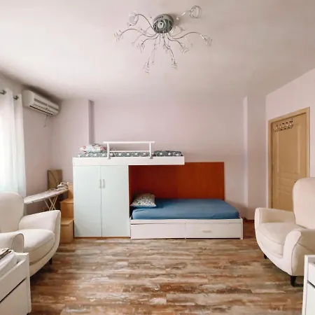 Cozy And Spacious Two Bedroom In Apartament *