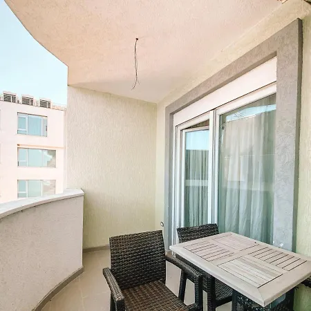 Cozy And Spacious Two Bedroom In Apartment