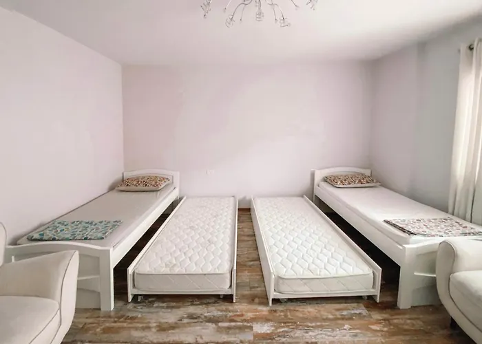 Cozy And Spacious Two Bedroom In *
