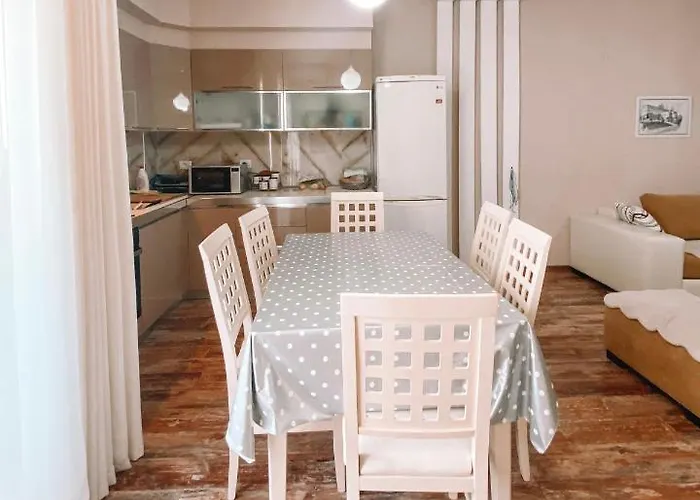 Cozy And Spacious Two Bedroom In *