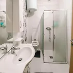 Апартаменты Cozy And Spacious Two Bedroom In Шенджин