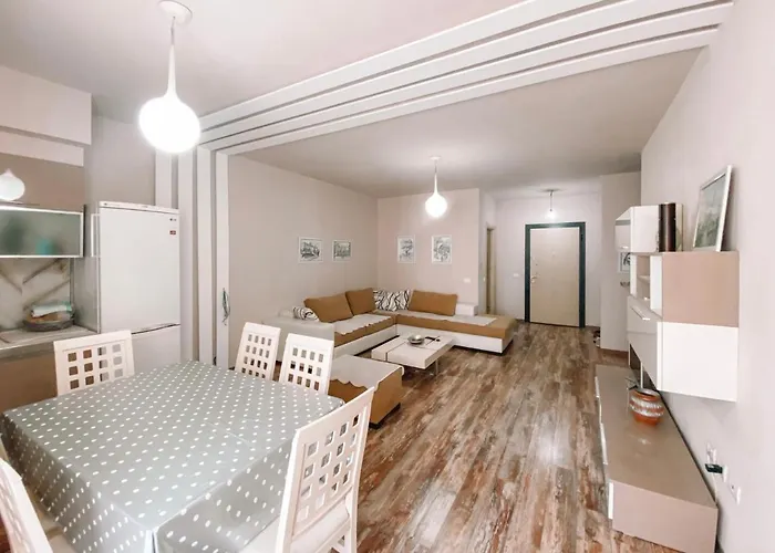 Cozy And Spacious Two Bedroom In アパート *