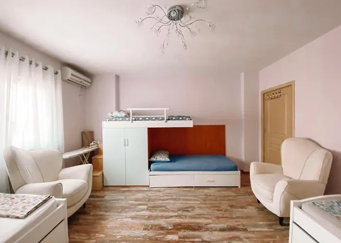 Cozy And Spacious Two Bedroom In アパート *