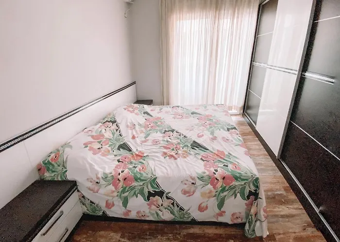 Cozy And Spacious Two Bedroom In アパート
