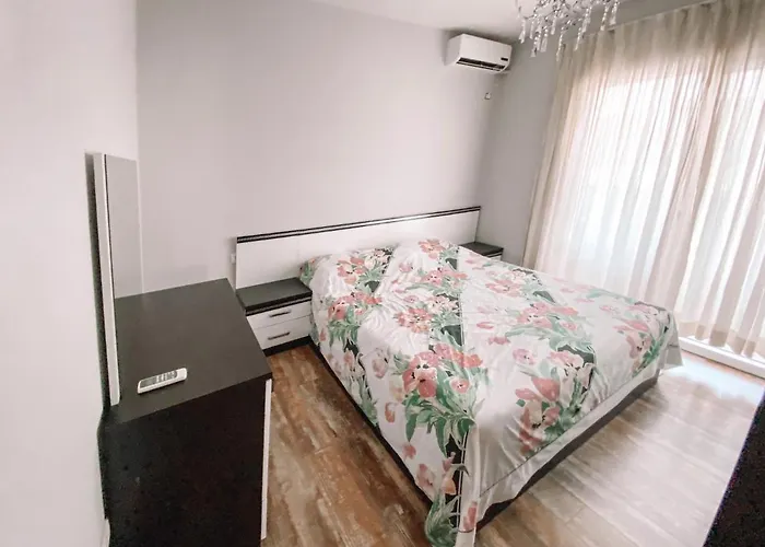 Cozy And Spacious Two Bedroom In アパート *