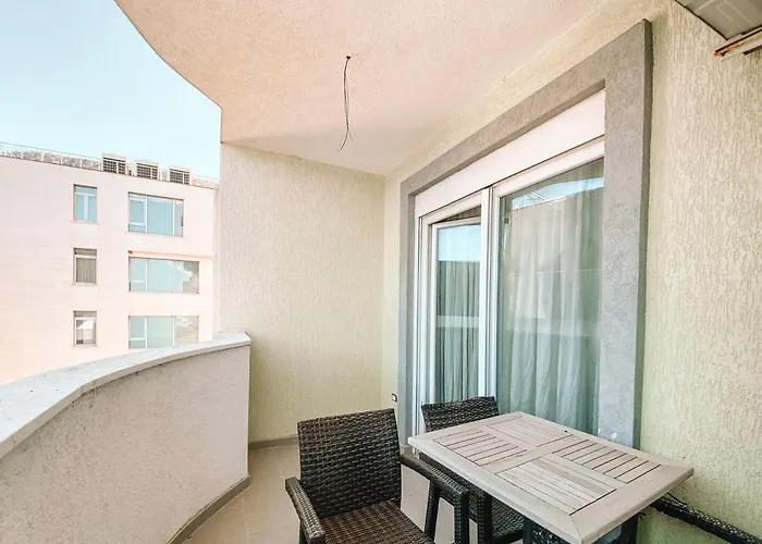 Cozy And Spacious Two Bedroom In アパート