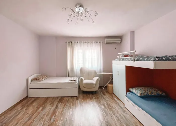 アパート Cozy And Spacious Two Bedroom In *